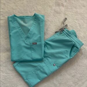 FIGS Mint/Light Green Scrub Set XXS
